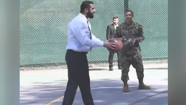 Președintele Siriei joacă baschet cu înalți generali americani, la 2 zile după ce a fost scos de pe lista teroriștilor | VIDEO