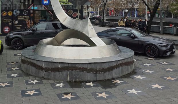 Cu roata pe steaua lui Dem Rădulescu: mașini parcate pe Aleea Celebrităților, lângă magazinul Cocor