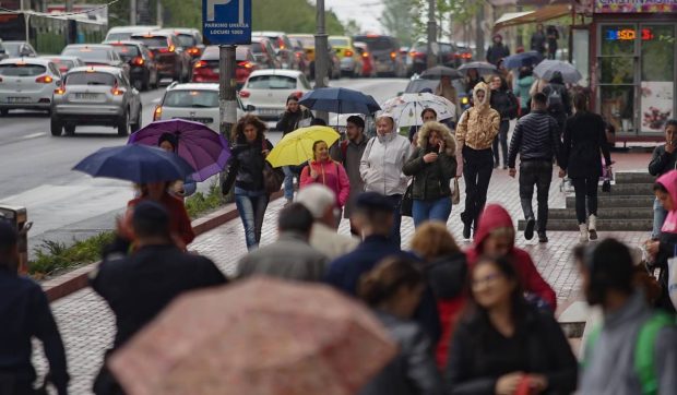 Cum sunt transmise avertizările meteo de cod roșu și portocaliu pe ecranele digitale: „Intră automat în 30-45 de secunde”