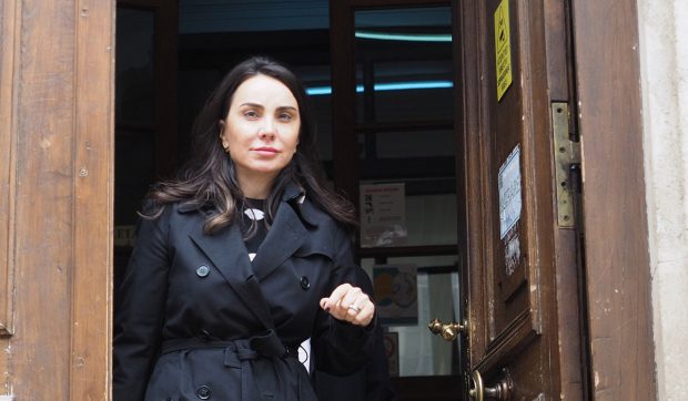 Cum încearcă Ana Maria Pătru să „încarce” nota de plată a statului. Fosta șefă a AEP cere daune pentru că ar fi îndurat „foame, sete, frig, fum și avansuri sexuale”