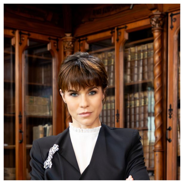 Imagine Stire Cu ce a plecat acasă Ana Ularu de la filmările pentru „Trădătorii”: „Era o bucurie să vin în tricouașul meu alb și bluguții mei banali și să se devin contesă” | 2review.ro