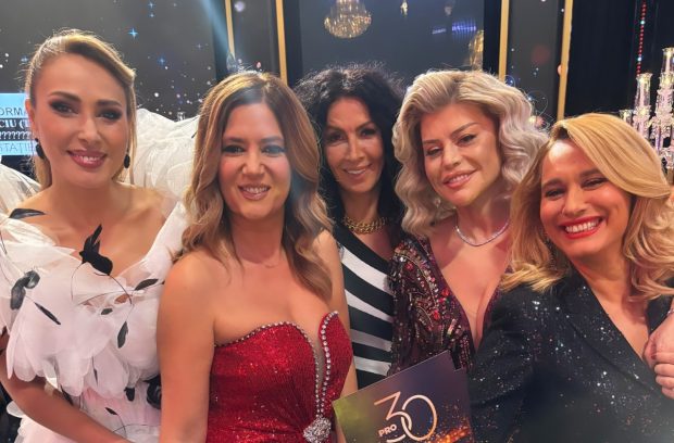 Imagine Stire Moment de culise cu Loredana Groza și Andreea Esca. Cântăreața e surprinsă de părul prezentatoarei: „Această «instalație» o recomand pentru sărbători” | 2review.ro