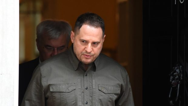 Andrii Iermak anunță că pleacă pe front după percheziții și demitere: „Nu vreau să-i creez probleme lui Zelenski”