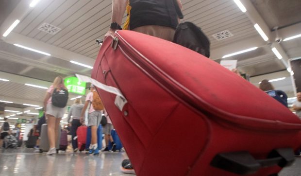 Compania care oferă salarii de peste 33.000 euro și contract pe durată nedeterminată în aeroporturi din Spania