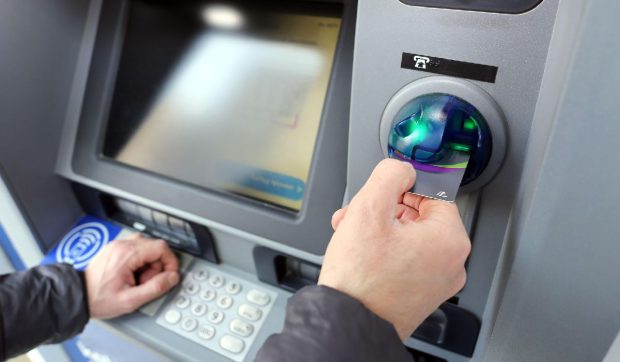 Un angajat a primit 34 de salarii în cont, din greșeală, a păstrat banii, a demisionat și s-a mutat în alt oraș, în Rusia