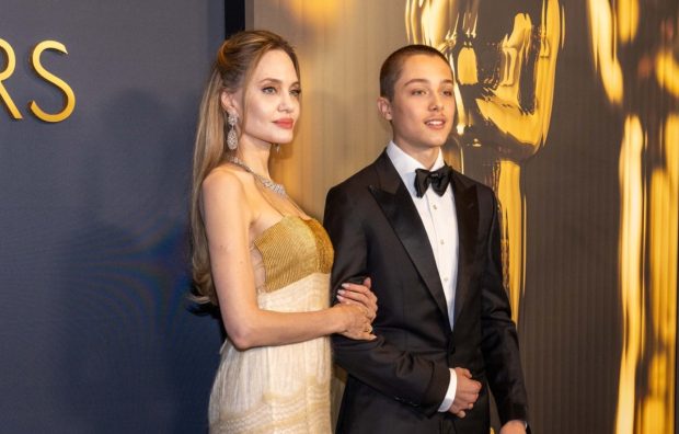 Transformarea lui Knox, băiatul Angelinei Jolie. La 17 ani, el a apărut cu părul vopsit roz, inspirat fiind chiar de mama lui