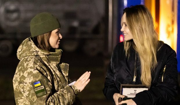 Angelina Jolie, urmărită de o dronă rusească în timpul călătoriei în Ucraina: „Auzi un zumzet slab”