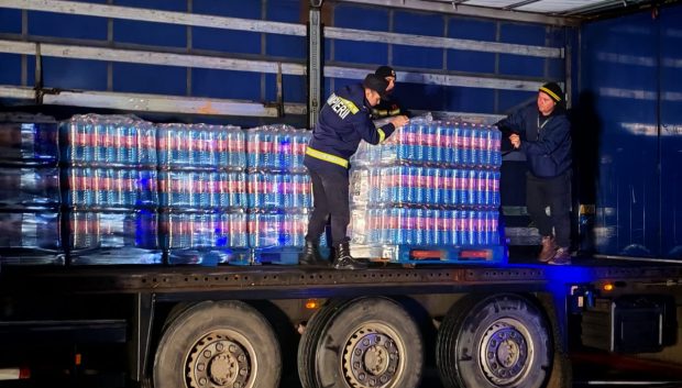 Peste 50.000 de litri de apă potabilă îmbuteliată, distribuită din rezervele de stat, vor ajunge în localitățile afectate din Prahova și Dâmbovița