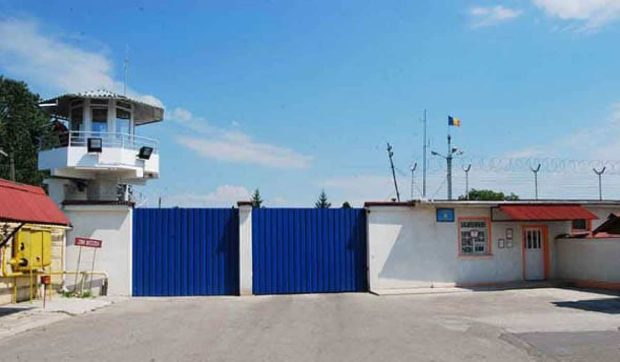 Român arestat la poarta penitenciarului din care tocmai fusese eliberat pentru a fi dus la o altă închisoare din Belgia