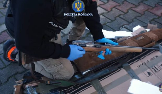 Nu este Secret Santa: polițiștii au descoperit arme letale într-un pachet de sărbători