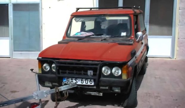 România vindea Dacia Duster în anii ’80, în Marea Britanie. Avea volan pe dreapta, o variantă decapotabilă și reclame la meciurile de fotbal