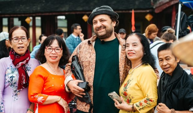 Imagine Stire Antena 1 difuzează documentarul „Drumul Eroilor”, producție ce reface traseul Asia Express 2025 | 2review.ro