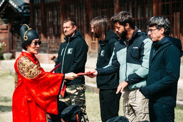 Imagine Stire Asia Express, 9 noiembrie 2025. Cine a câștigat ultima amuletă de pe Drumul Eroilor | 2review.ro