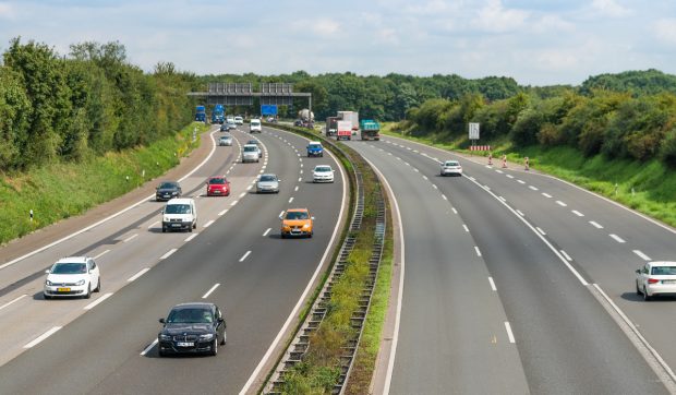 Trei litere pe indicatoarele rutiere de pe autostradă despre care majoritatea șoferilor din Germania nu știu ce înseamnă