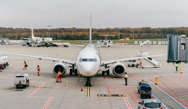 Trei britanici au fugit după avion, tot pe pista aeroportului din Koln, după cazul celor doi români. Ce spune poliția din Germania