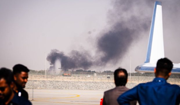 Momentul în care un avion al armatei indiene se prăbușește și explodează în timpul Dubai Airshow: „Oamenii au început să fugă și să țipe”