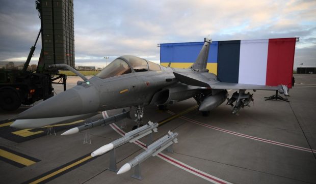 Volodimir Zelenski și Emmanuel Macron au semnat: Franța trimite 100 de avioane de vânătoare Rafale în Ucraina