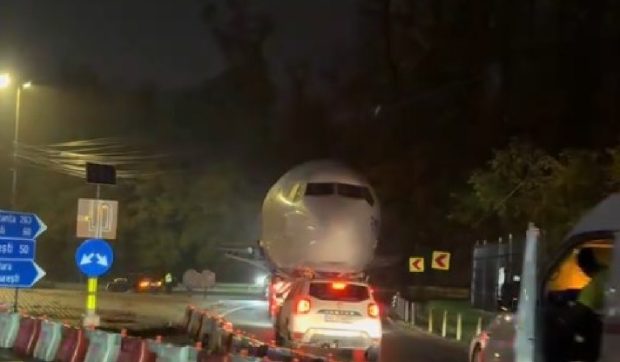 Avion, transportat pe șosea la Brașov, pentru a fi transformat în hotel