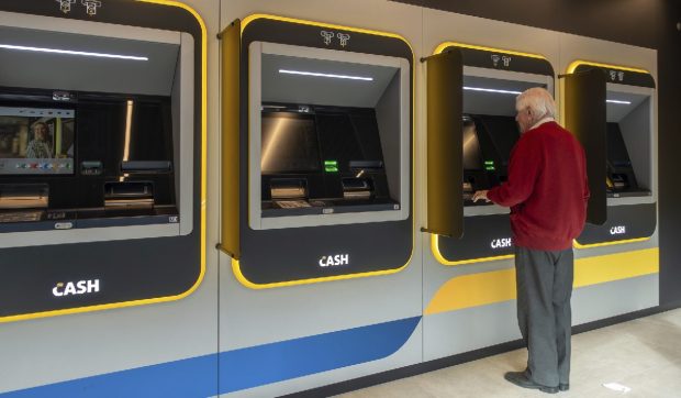Un bărbat de șaptezeci de ani a fost jefuit de 4.900 de euro, după ce bancomatul i-a înghițit cardul. Cum a fost posibil