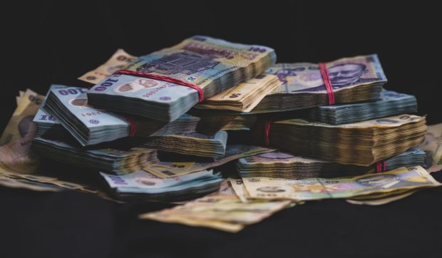 Un tânăr care stă cu chirie în București, contabil la două școli, și-a transferat peste 1.200.000 de lei în șase ani