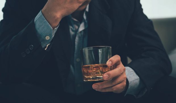 Modul în care se declanșează dependența de alcool. Soluția specialiștilor pentru blocarea adicției