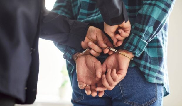 Un bărbat din Bihor este anchetat pentru ultraj după ce a amenințat cu toporul doi polițiști chemați de urgență de iubita lui