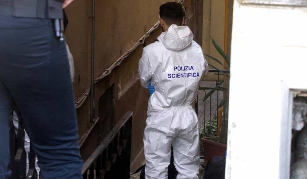 Un bărbat și-a ascuns mama moartă în pivniță timp de trei ani și s-a deghizat în femeie ca să-i ia pensia, în Italia