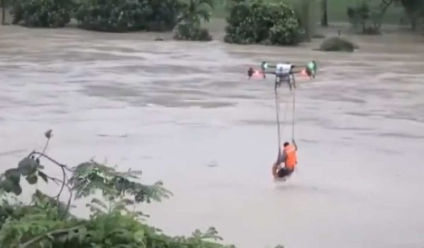 Momentul în care un bărbat este salvat din apele învolburate cu o dronă