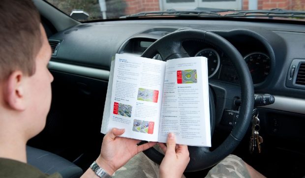 Un bărbat a dat examenul pentru permis de 128 de ori, l-a picat de fiecare dată și a pierdut mii de euro, în Marea Britanie