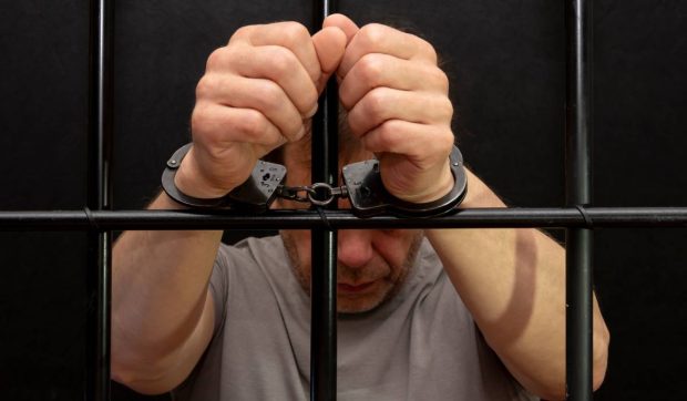 Un român care încerca să comită un jaf a fost prins dormind la locul faptei, după ce s-a îmbătat cu alcoolul pe care trebuia să-l fure