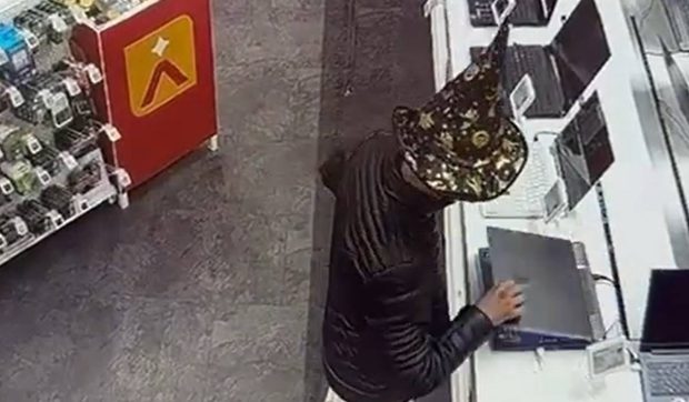 Un bărbat cu o pălărie de vrăjitor a făcut să dispară un laptop dintr-un magazin din Lugoj: l-a vândut și a pierdut toți banii la păcănele