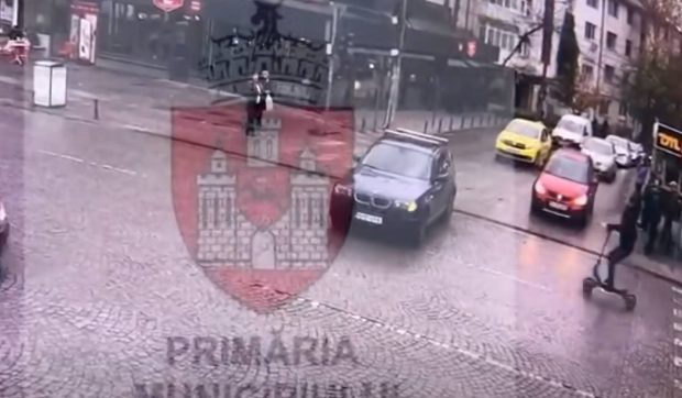 Momentul când un bărbat pe o trotinetă electrică intră cu viteză direct într-un BMW, într-o intersecție din Iași | VIDEO