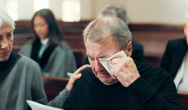 Un polițist pensionar a aflat de moartea fiicei sale online, la trei luni după înmormântarea acesteia: „Nimeni nu ne-a sunat vreodată”