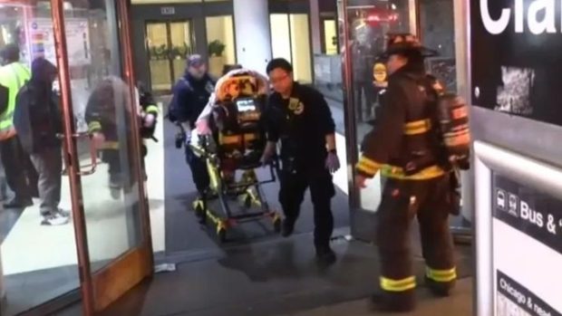 Un bărbat a stropit o femeie cu lichid inflamabil și i-a dat foc în trenul din Chicago