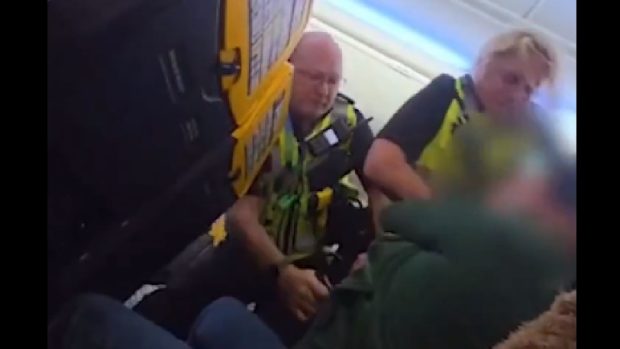 Un bărbat beat s-a luat la bătaie cu ceilalți pasageri și apoi cu polițiștii, într-un zbor Ryanair de Bristol: „Pilotul a amânat aterizarea” | VIDEO