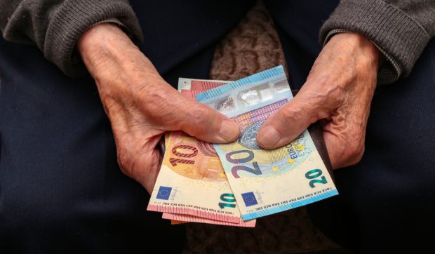 Pensionar, obligat să plătească 19.000 de euro pentru că a lucrat o lună, să-și ajute un văr, în Italia