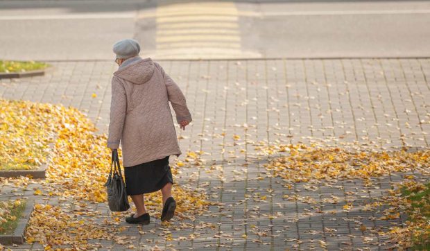 O pensionară bolnavă de cancer a fost prinsă în timp ce fura mâncare dintr-un magazin Lidl. Ce au făcut polițiștii