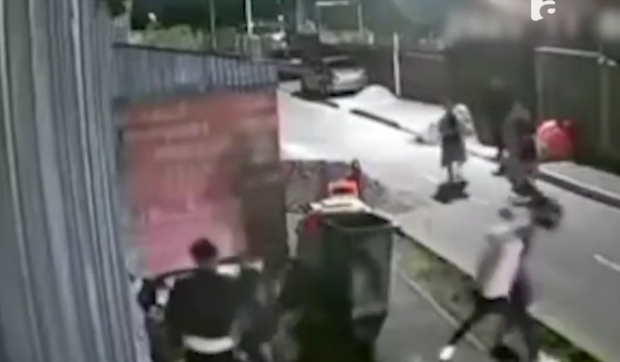 Un tânăr din Brăila a fost lovit cu toporul pe stradă. Cei trei agresori au fost prinși