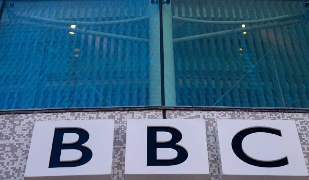 BBC moare, transmite Casa Albă. Jurnaliștii britanici cred că doar dușmanii s-ar putea bucura