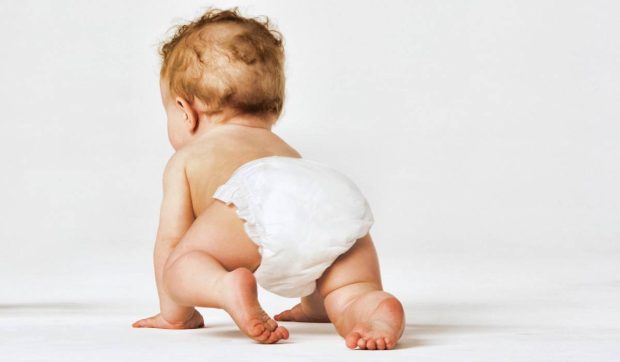Părinții trebuie să îi ceară voie bebelușului înainte să îi schimbe scutecul. Care e explicația experților în parenting