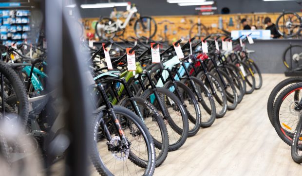 Biciclete de aproape 1.000.000 de euro, pescuite la propriu de hoți din magazine, în Franța