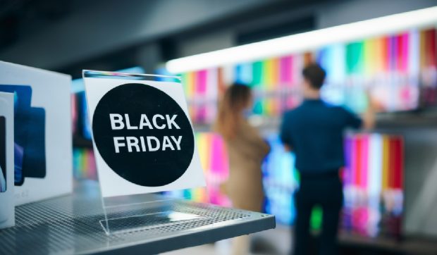 Televizor de 22.000 de euro cumpărat de un român, de Black Friday
