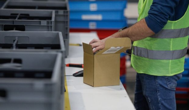 Un român a comandat două sticle de șampanie premium, 3 aparate foto, un sistem home cinema, un soundbar, un telefon și 10 pachete de Pampers, de Black Friday