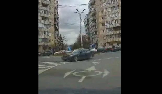 Un BMW fără numere a intrat invers într-un sens giratoriu din Cluj imediat după mașina poliției | VIDEO