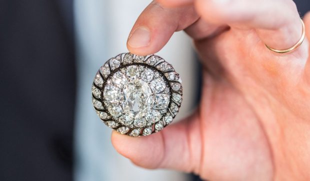 O broșă cu diamante, care a aparținut lui Napoleon, a fost vândută cu un preț-record. Bijuteria era estimată la doar 130.000 de euro