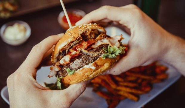 Ce a pățit un tânăr de 22 de ani care a înghițit un hamburger întreg „în glumă”: „Doar o minune îl mai salvează”