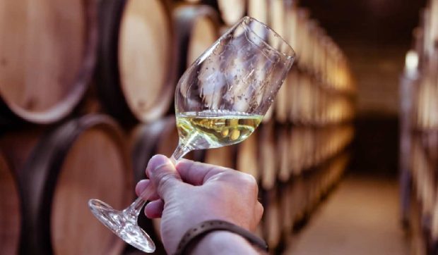 Un butoi cu 228 de litri de vin a fost vândut pentru aproximativ 400.000 de euro la o licitație