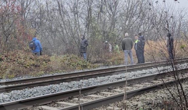 O femeie a fost găsită moartă, înjunghiată, lângă o cale ferată, în Bacău