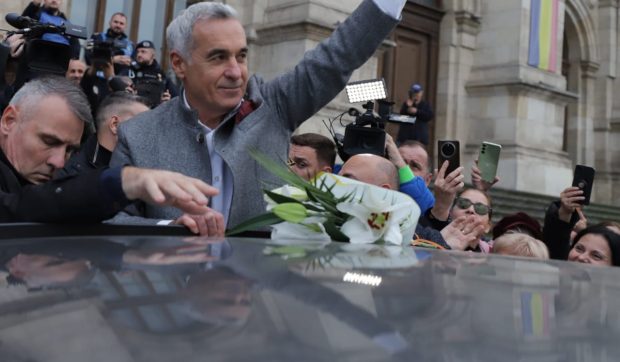 Georgescu a fost primit de susținători ca un președinte la Curtea de Apel București, unde este judecat pentru tentativă la lovitură de stat