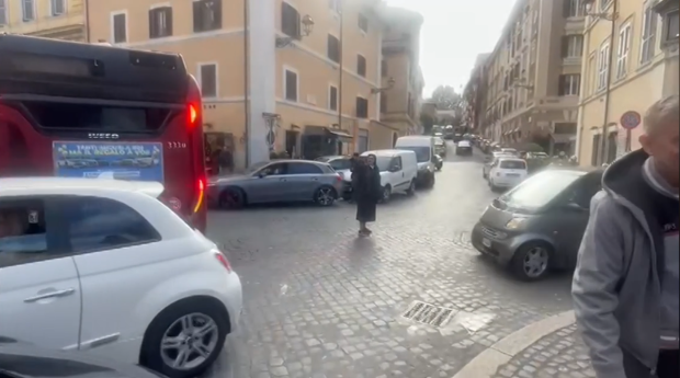 O călugăriță a dirijat traficul în centrul Romei, după ce mașinile parcate aiurea au blocat circulația: „Slavă Domnului” | VIDEO